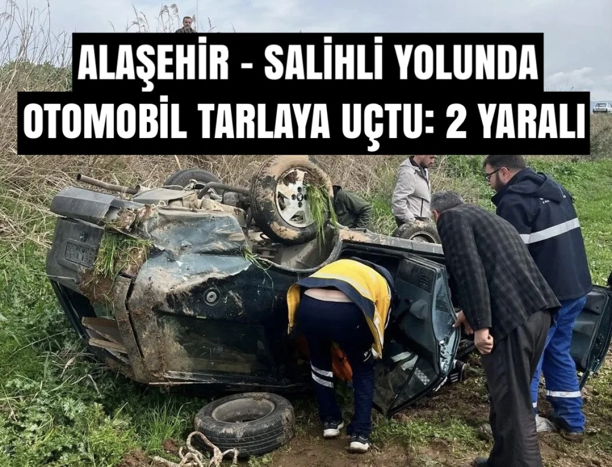 Alaşehir - Salihli yolunda korkutan kaza! Otomobil tarlaya u&ccedil;tu: 2 yaralı