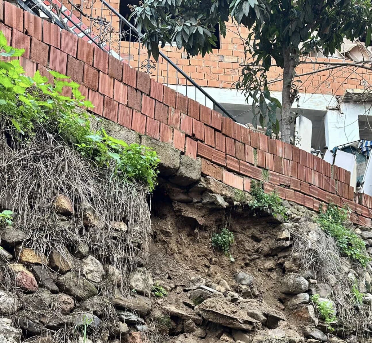 Alaşehir&rsquo;de Şiddetli Yağışlar İstinat Duvarını &Ccedil;&ouml;kertti: Aile Evsiz Kalma Tehlikesiyle Karşı Karşıya