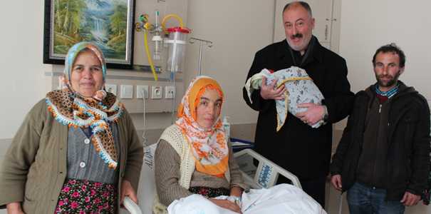 KURTARMA EKİPLERİNİ BEKLERKEN EVDE DOĞUM YAPTI