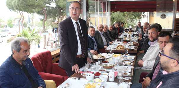 ALAŞEHİRLİ ESNAF TEMSİLCİLERİ KAHVALTIDA BULUŞTU