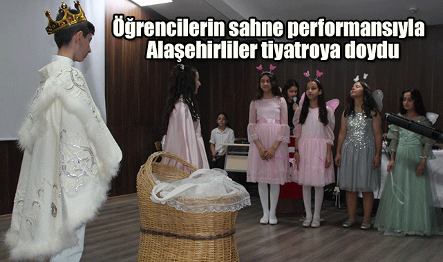Öğrencilerin sahne performansıyla Alaşehirliler tiyatroya doydu