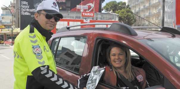 ALAŞEHİR POLİSİNDEN KADIN SÜRÜCÜLERE ÇİÇEK